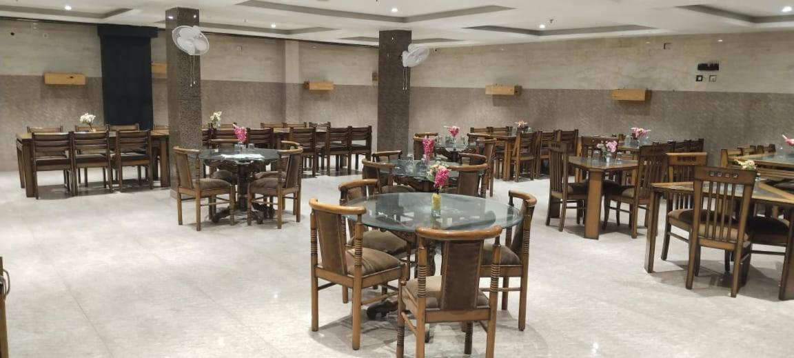 Surya Continental Hotel Lucknow Ngoại thất bức ảnh