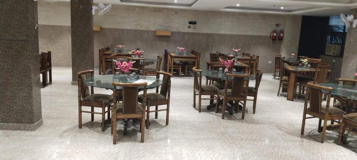 Surya Continental Hotel Lucknow Ngoại thất bức ảnh