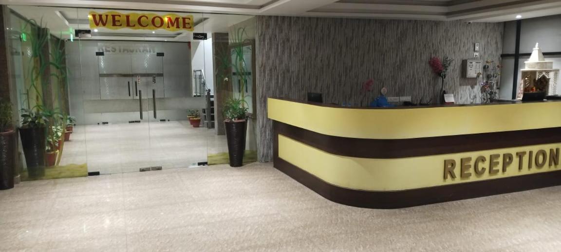 Surya Continental Hotel Lucknow Ngoại thất bức ảnh